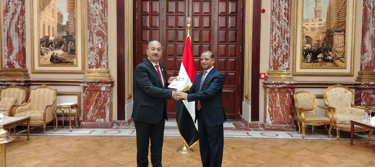 بدء توافد أعضاء مجلس الشيوخ لاستلام كارنيهات العضوية الجديدة    (1)