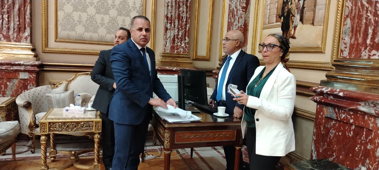 بدء توافد أعضاء مجلس الشيوخ لاستلام كارنيهات العضوية الجديدة    (3)