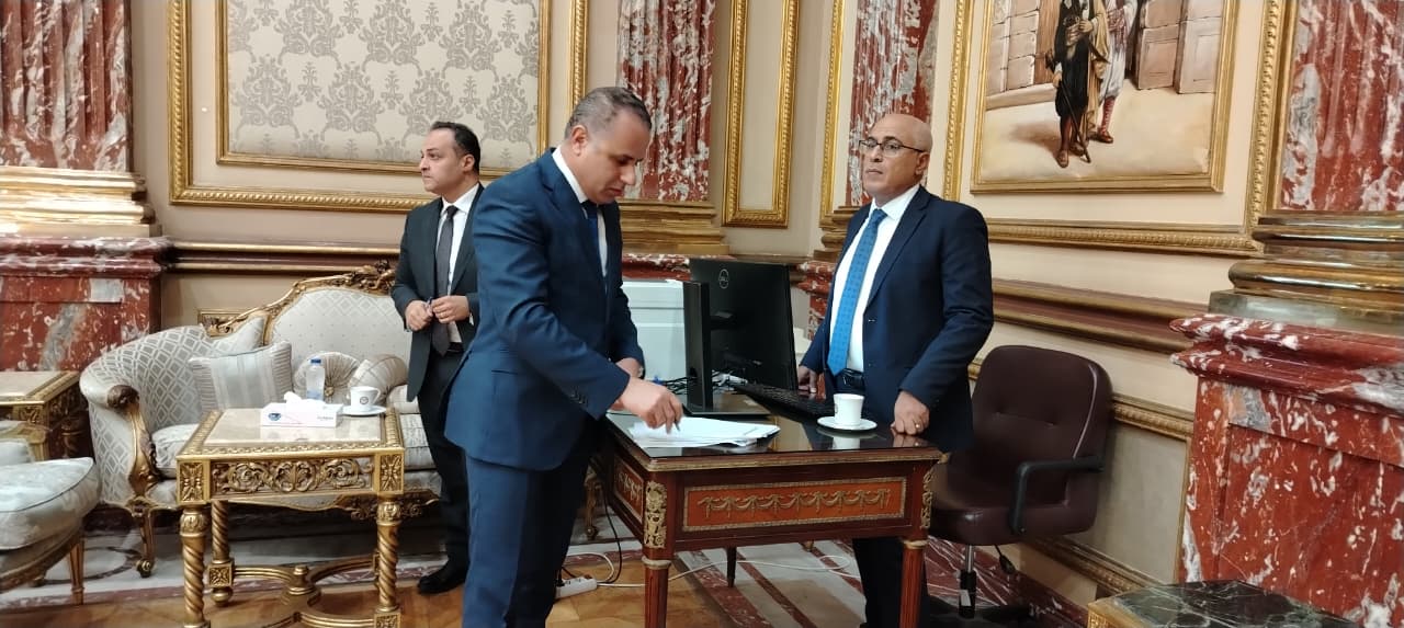 بدء توافد أعضاء مجلس الشيوخ لاستلام كارنيهات العضوية الجديدة    (4)