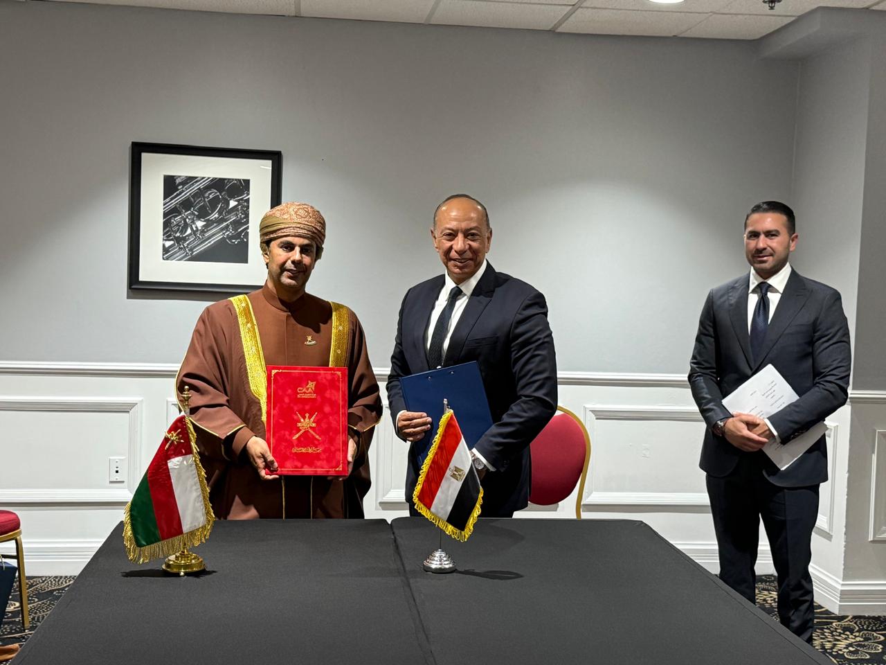 مصر وسلطنة عُمان توقعان مذكرة تفاهم لتعزيز التعاون في مجال الطيران المدنى (1)