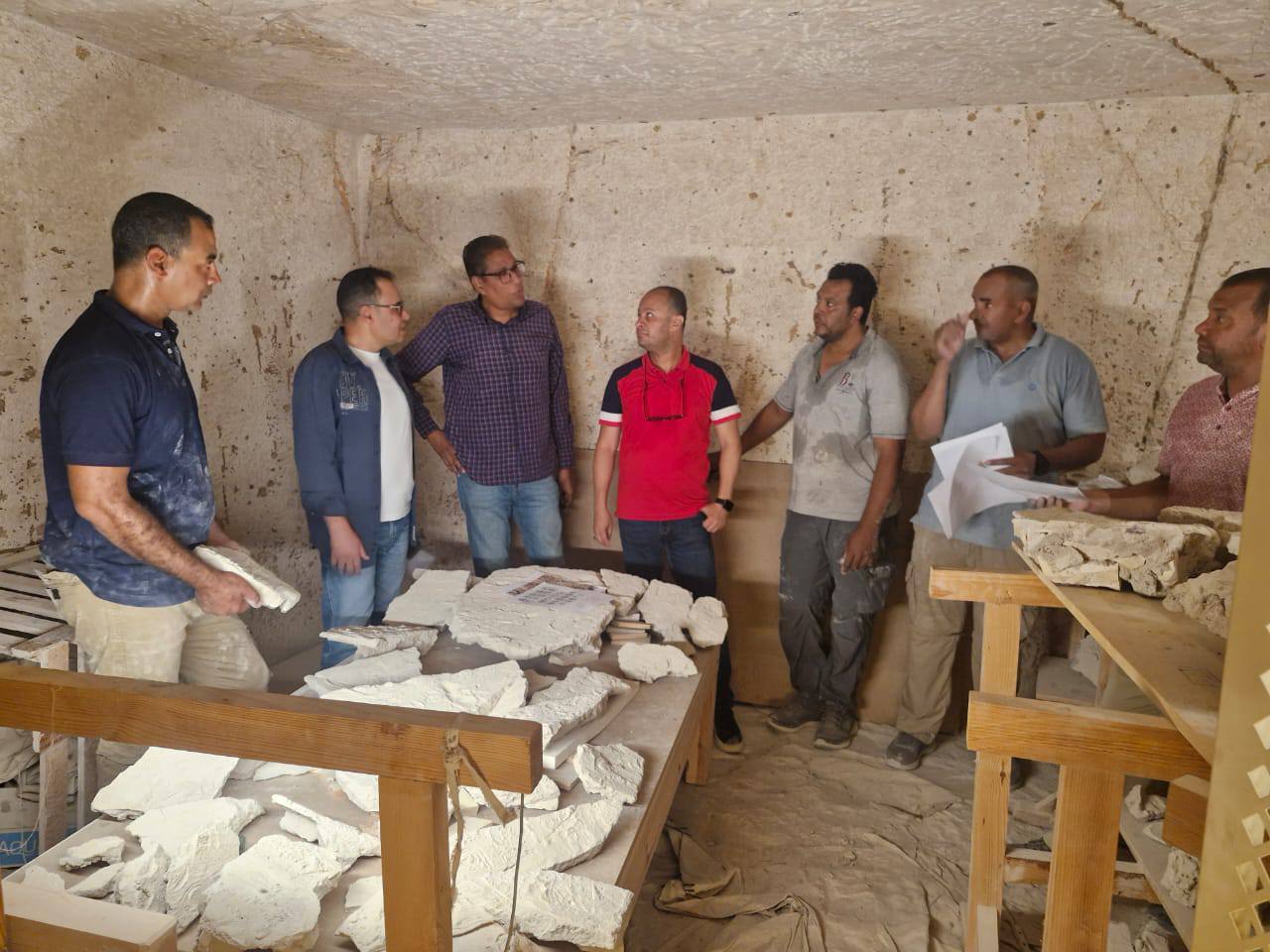 أعمال مشروع تجميع وتوثيق وترميم السدات الطينية لمقبرة توت عنخ آمون