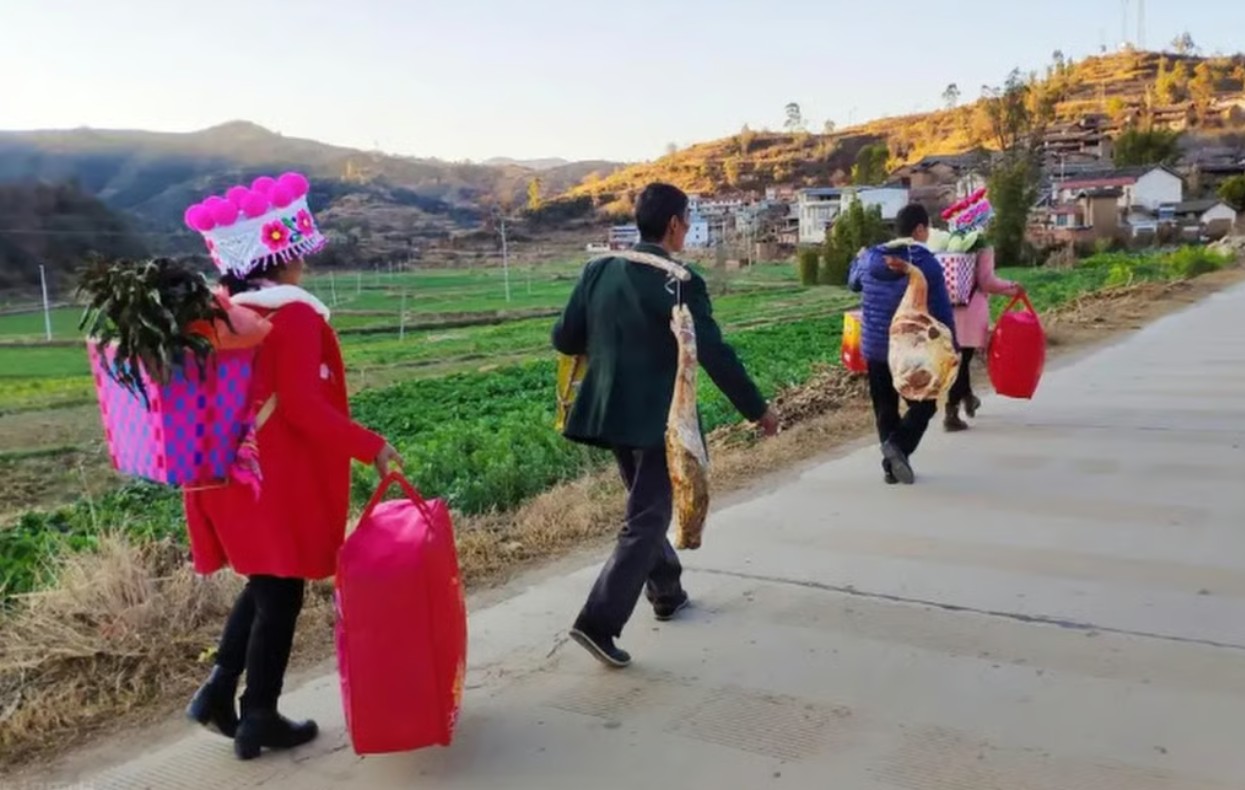 يشهد مهرجان تيان كوانغ عودة النساء المتزوجات إلى منازل آبائهن حاملات الهدايا