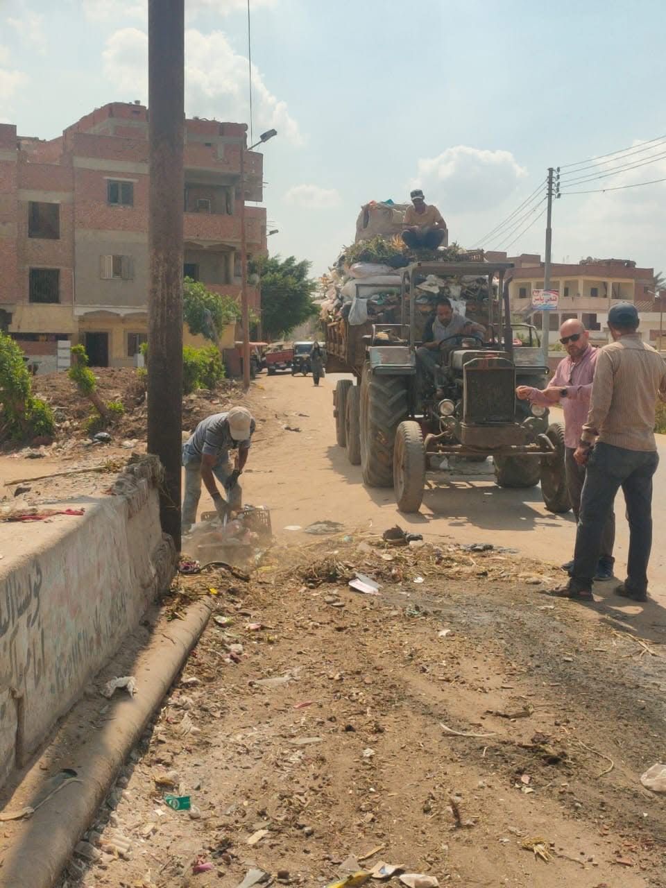 جهود الوحدات المحلية فى رفع القمامة بقويسنا