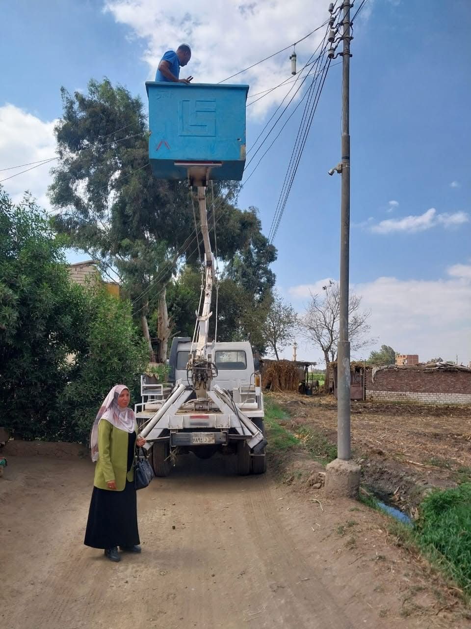 إنارة الطريق الشرقي بقرية كفر ابشيش