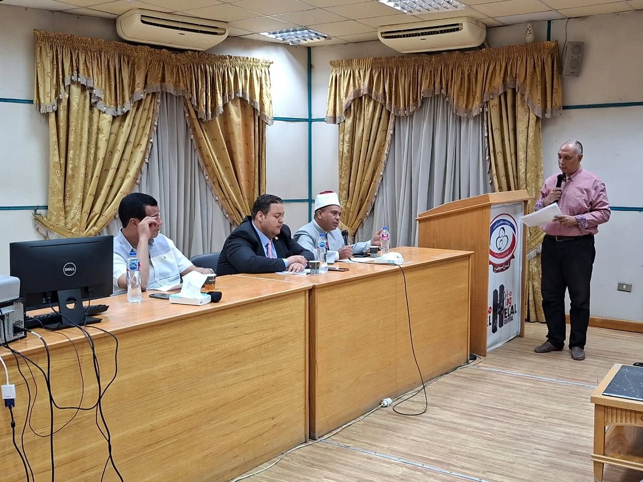 النقاش داخل الاجتماع