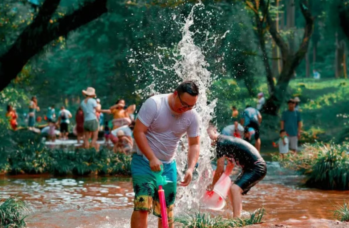 يتضمن المهرجان أيضًا الكثير من الماء، بما في ذلك استحمام الحيوانات الأليفة والماشية