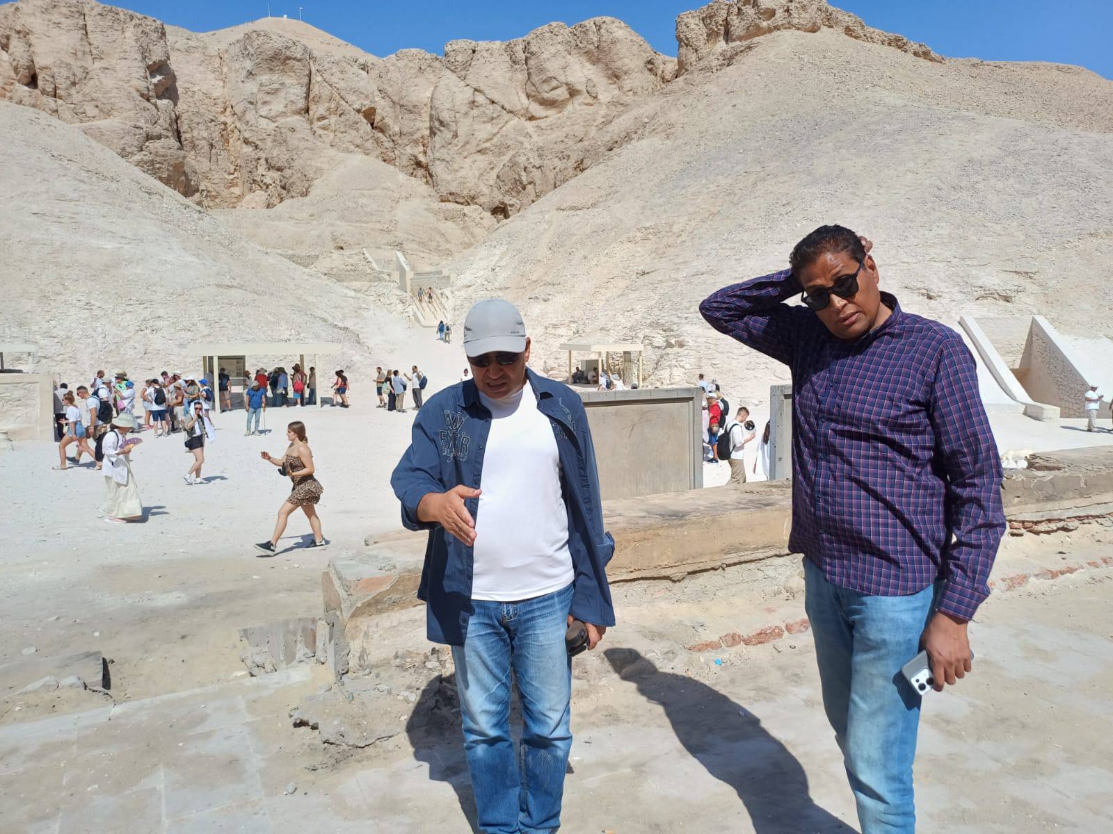 مدير آثار مصر الأقصر يتابع مشروع السدات الطينية لمقبرة توت عنخ آمون