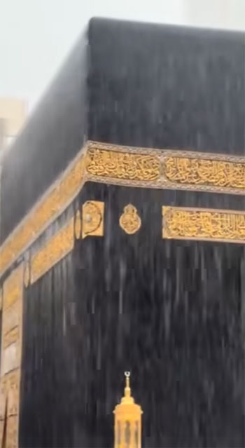 أمطار الخير تزين الكعبة المشرفة