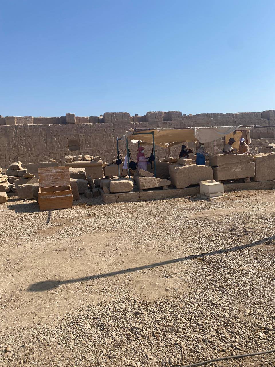 متابعة ترميم شامل لكل الكتل الأثرية الموجود علي المصاطب بالكرنك