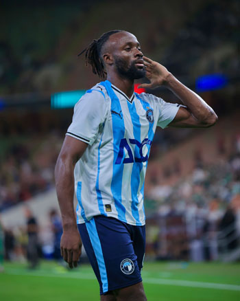 فيستون ماييلي يحتفل بالهدف