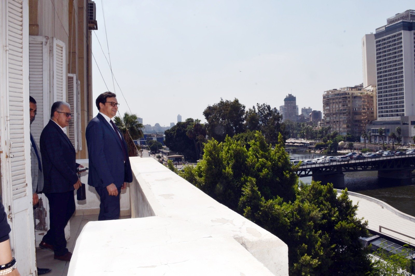 وزير الثقافة بالمواقع الثقافية بدار الأوبرا