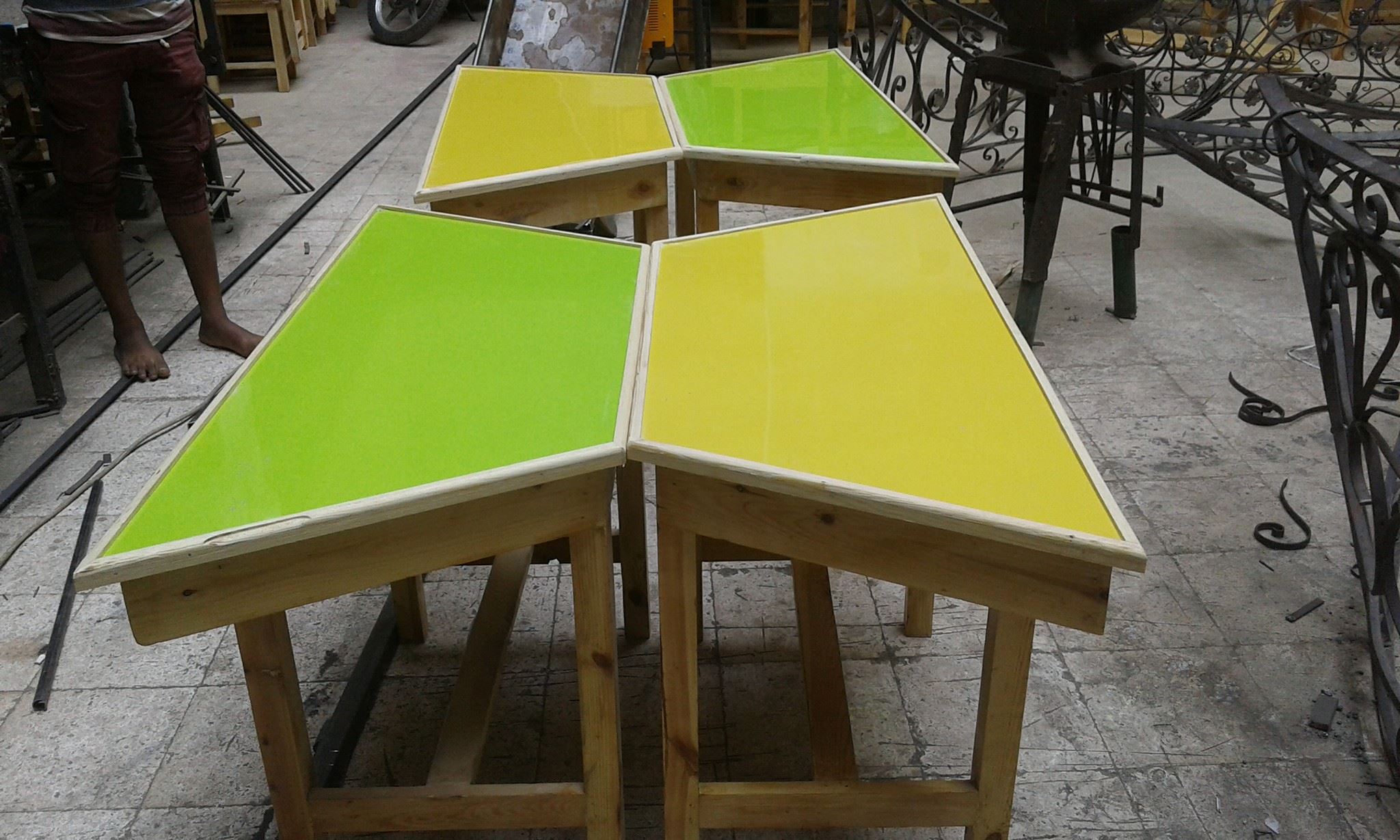 إنتاج طاولات للجمعيات والحضانات فى مركز التكوين المهنى