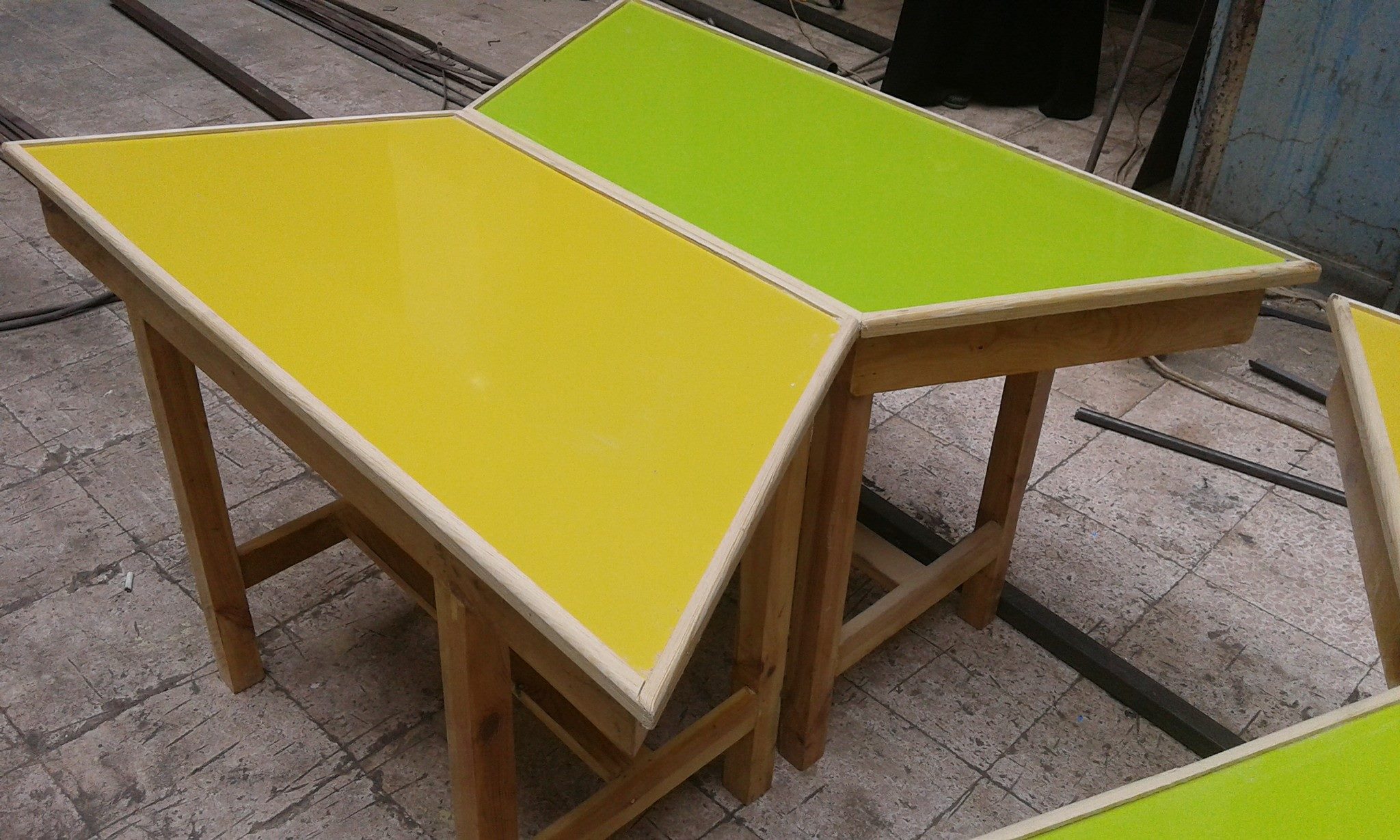 طاولة مصنوعة من الخشب للمدارس فى المركز