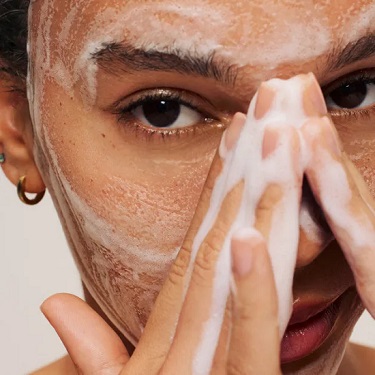 تنظيف البشرة