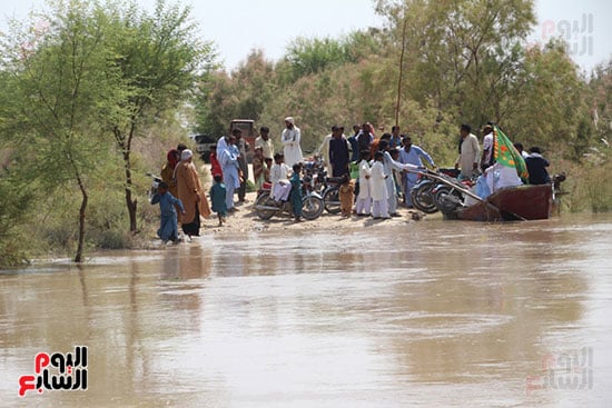 العائلات الباكستانية تهرب من الفيضانات العائلات الباكستانية تهرب من الفيضانات