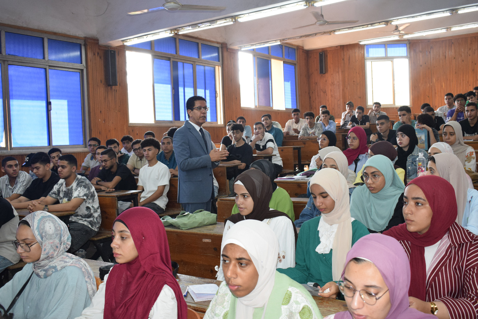 تفقد القاعات الدراسية