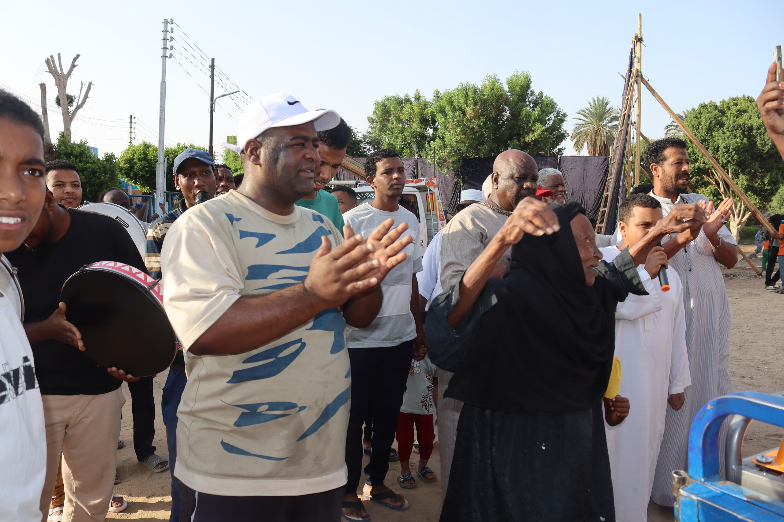 سيدة تشارك الاحتفال بالمولد