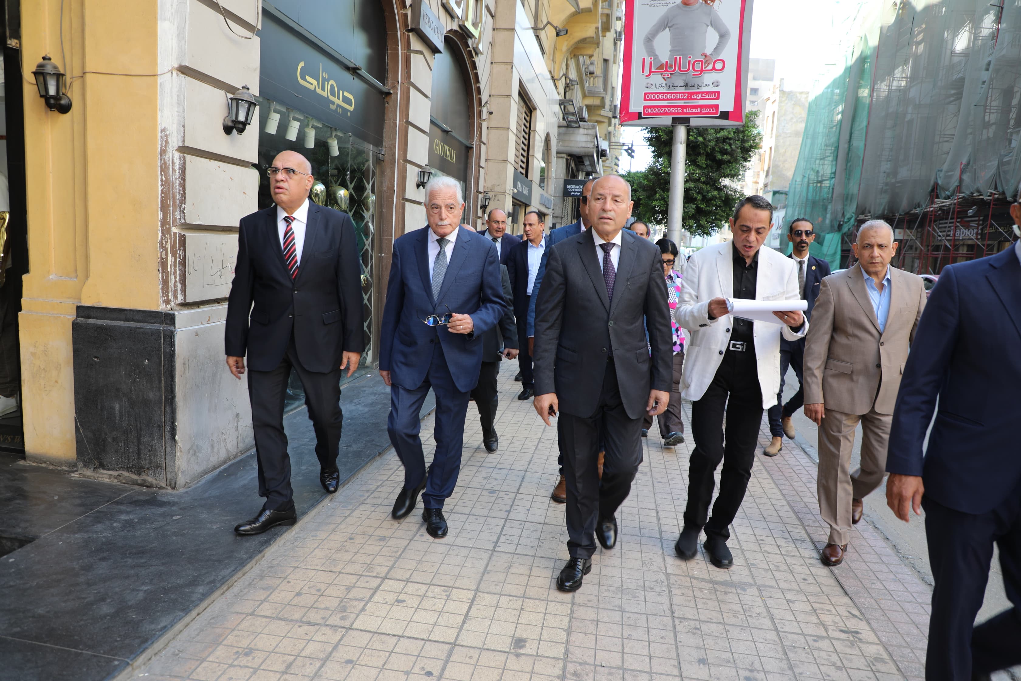 محافظ القاهرة ومستشار رئيس الجمهورية يتجولان وسط البلد محافظ القاهرة ومستشار رئيس الجمهورية يتجولان وسط البلد