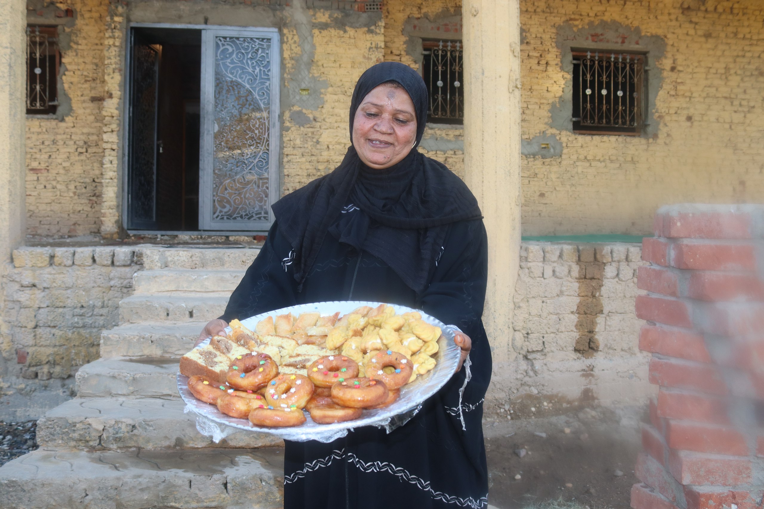 توزيع الحلوى والمخبوزات