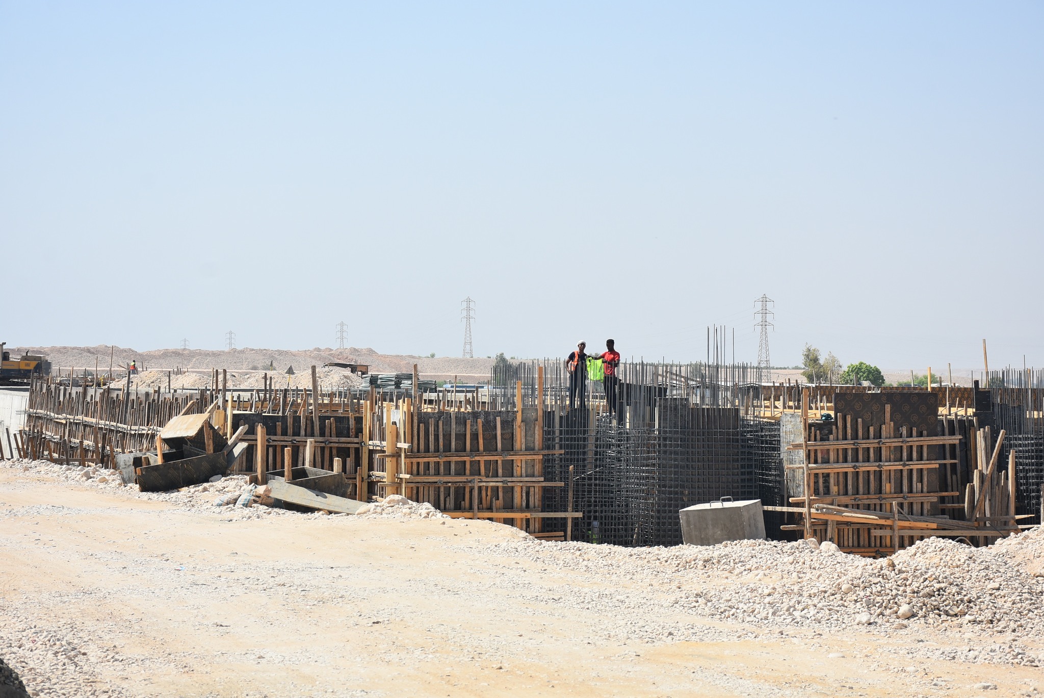 جانب من العمل في شبكات الصرف بقرية المساوية ومحطة معالجة الدبابية جانب من العمل في شبكات الصرف بقرية المساوية ومحطة معالجة الدبابية