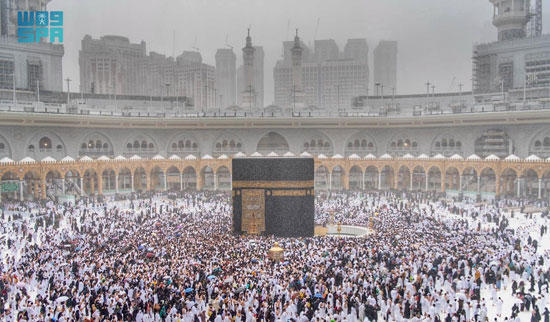 الكعبة المشرفة تغتسل بمياه الأمطار