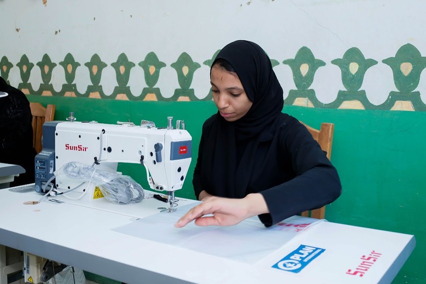 جانب من التدريبات على الخياطة فى المركز بالأقصر