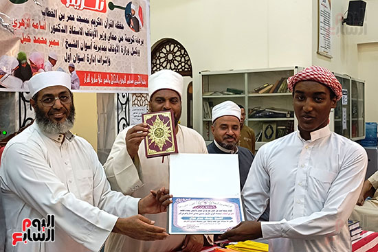 توزيع شهادات التكريم توزيع شهادات التكريم