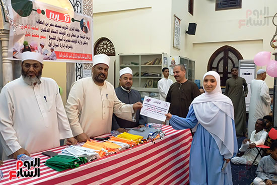 تكريم الحافظات خلال الحفل تكريم الحافظات خلال الحفل