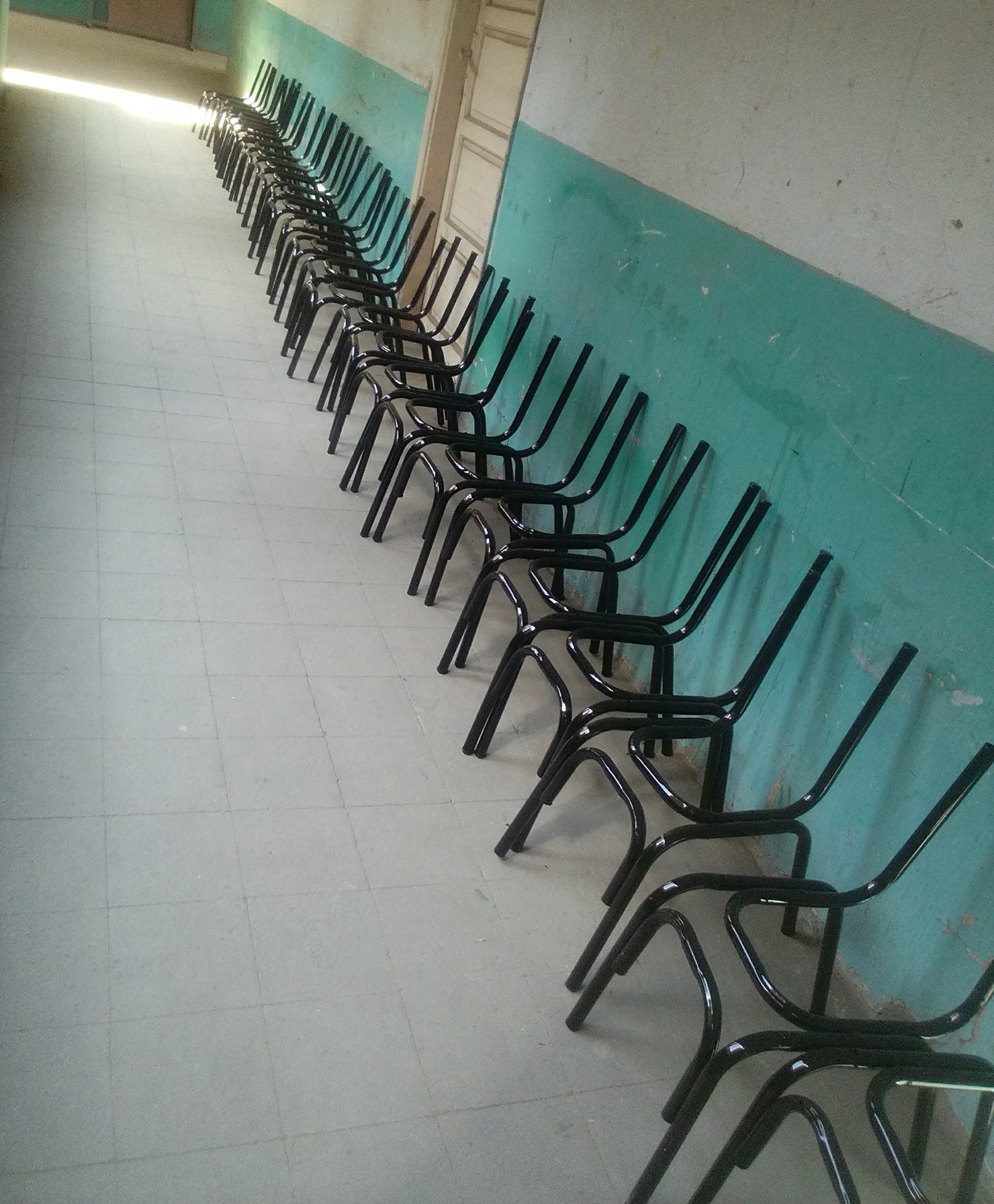 كراسي تم تصنيعها  فى مركز التكوين المهنى بالأقصر