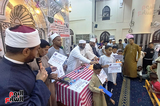 جانب من التكريم جانب من التكريم