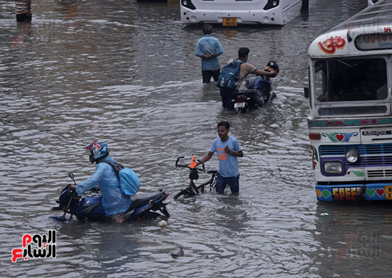 المواطنين وسط  مياه الأمطار فى شوارع الهند