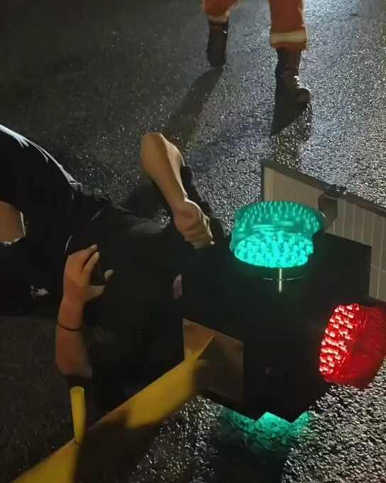 رجل عالق في اشارة مرور