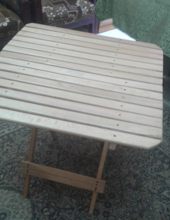 طاولة تم تصنيعها داخل مركز التكوين المهنى بالأقصر