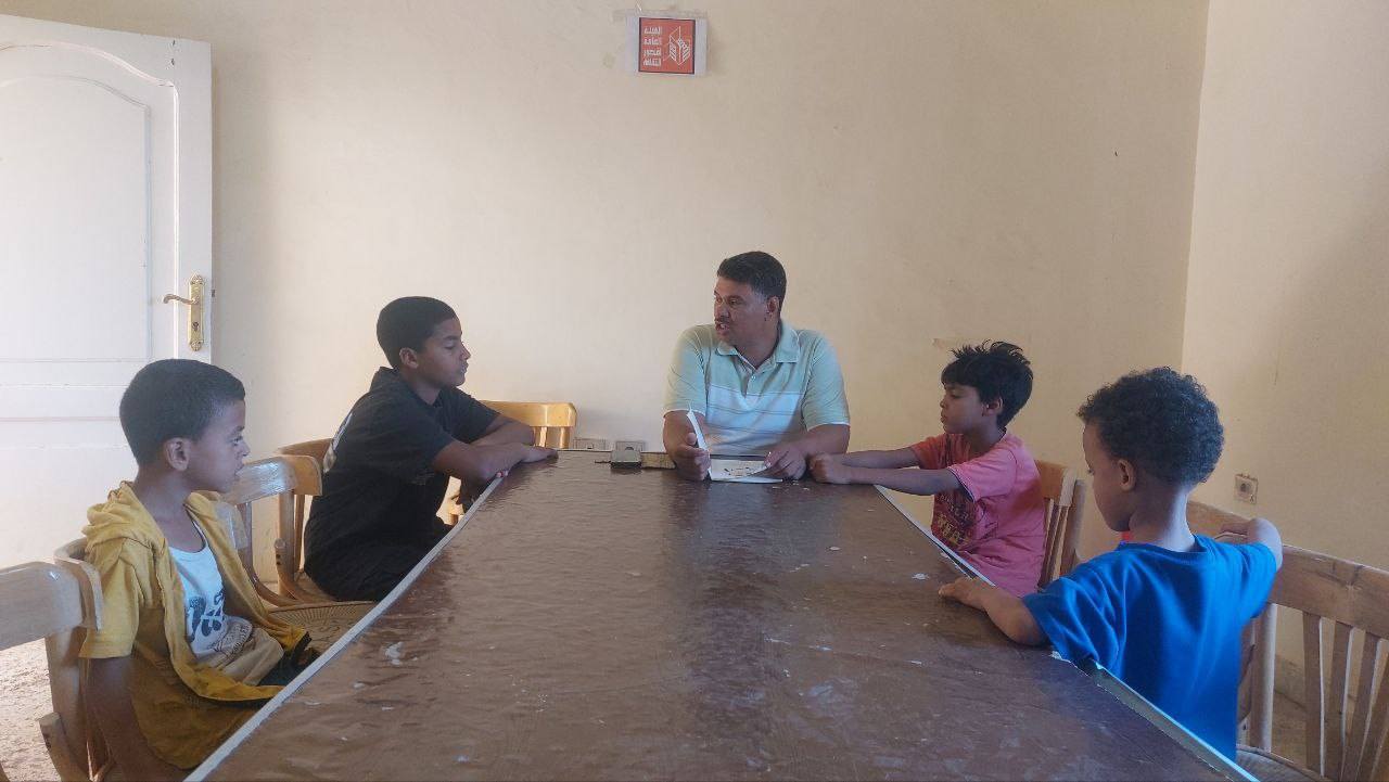 مناقشة أسس بناء الثقة للأطفال والمراهقين ومحو الأمية والتطور البشرى