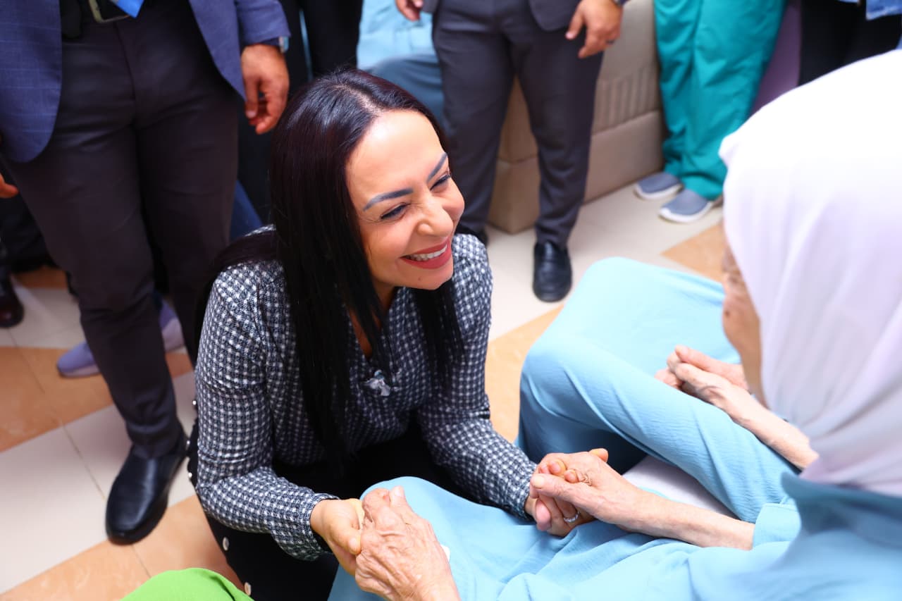 الدكتورة مايا مرسى فى لحظة إنسانية مع كبار السن ومرضى ألزهايمر