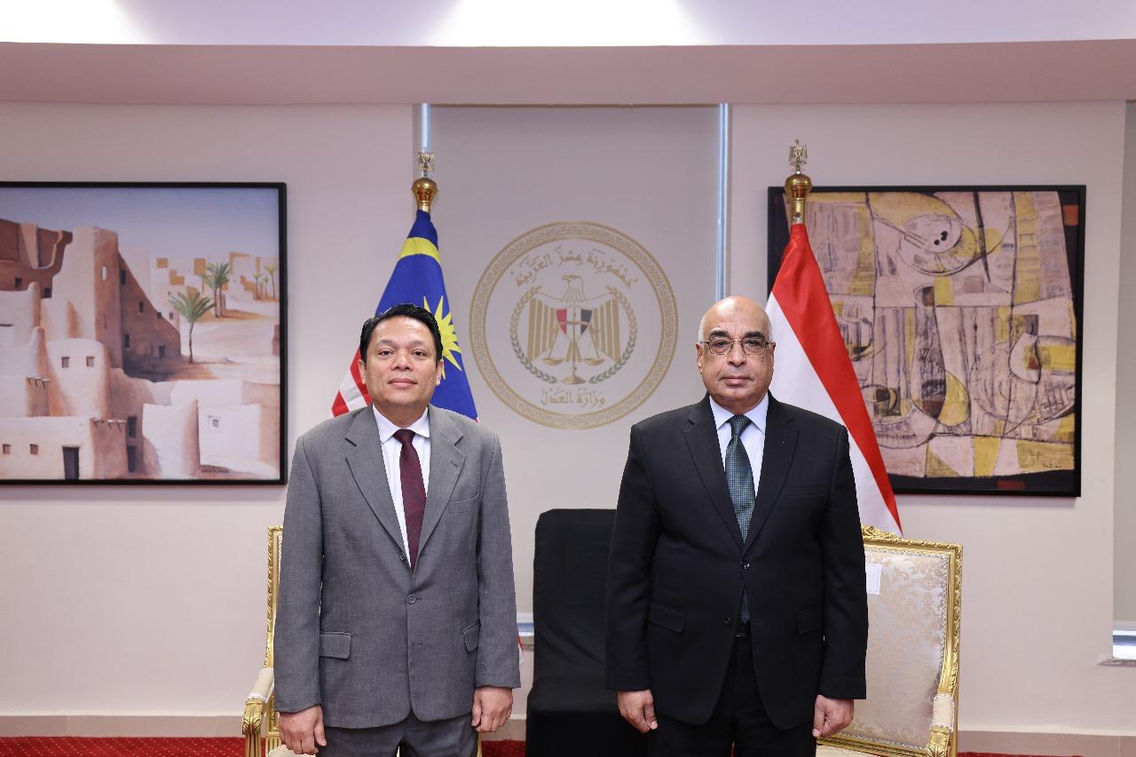 وزير العدل مع سفير ماليزيا بالقاهرة
