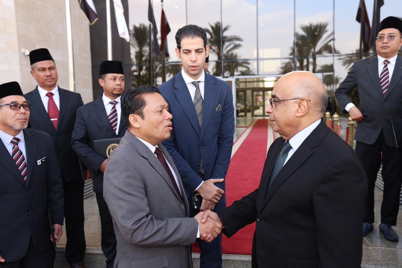 وزير العدل يستقبل سفير ماليزيا