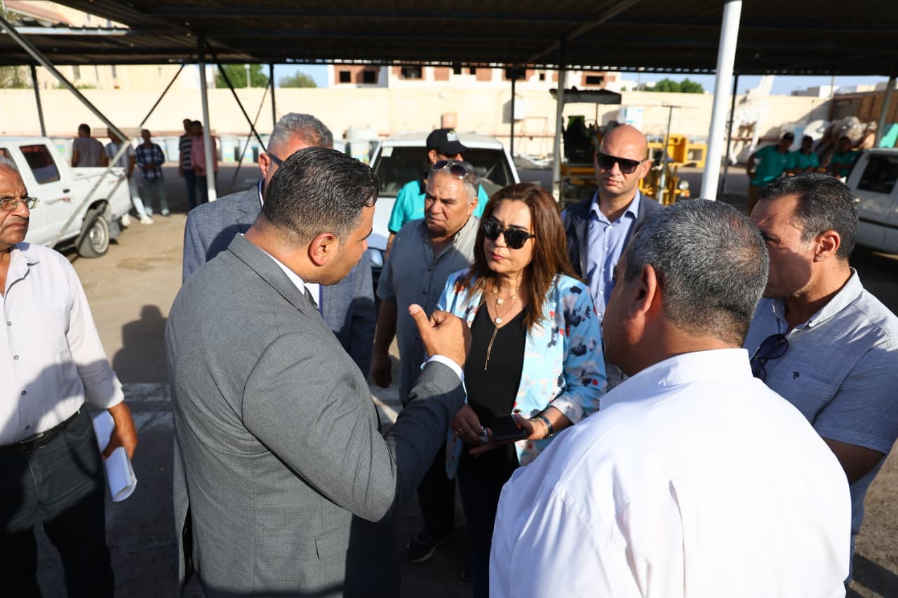 وزيرة التنمية المحلية تتفقد حديقة السلام (6)