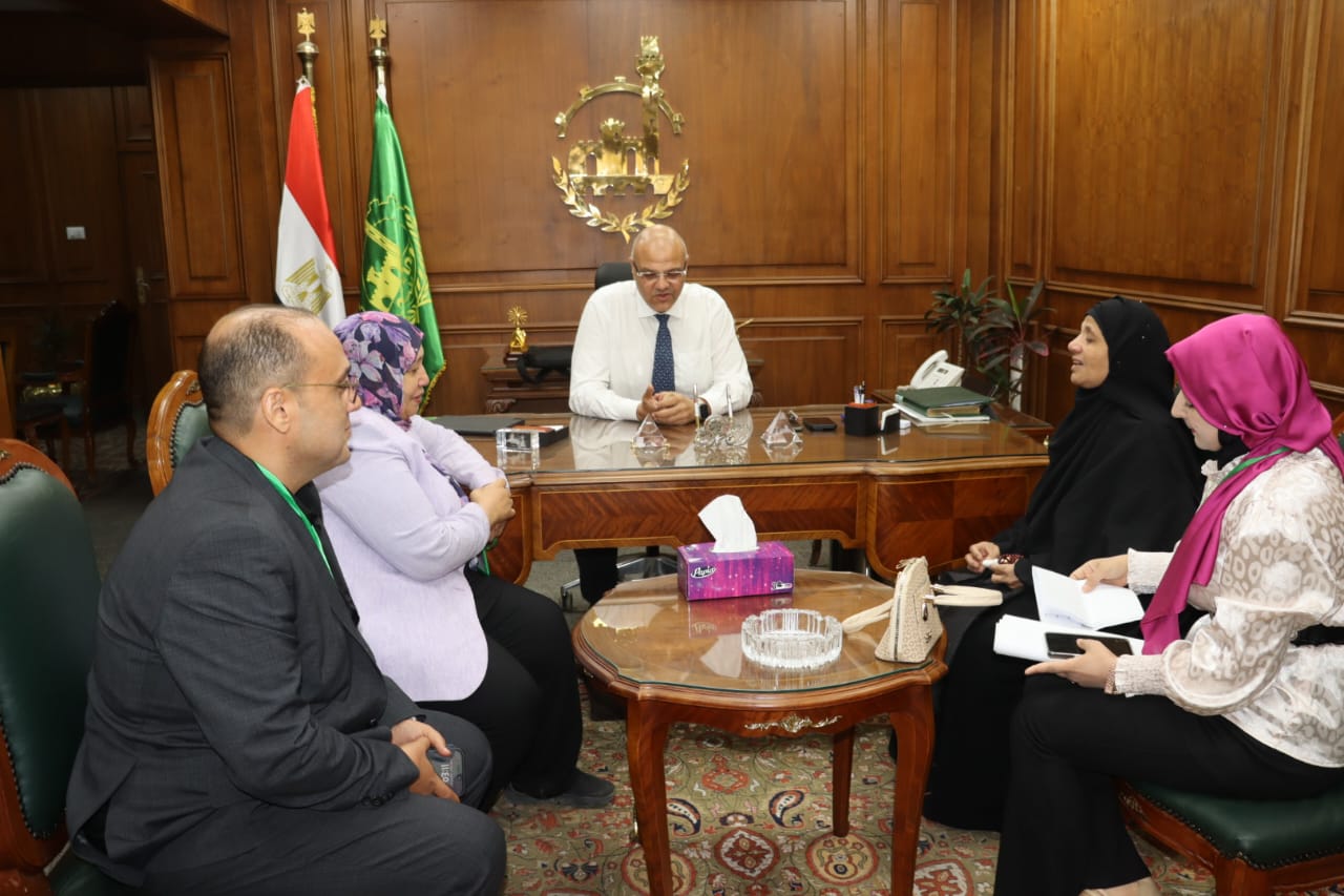 جانب من لقاء المحافظ بأسرة السيدة (2)