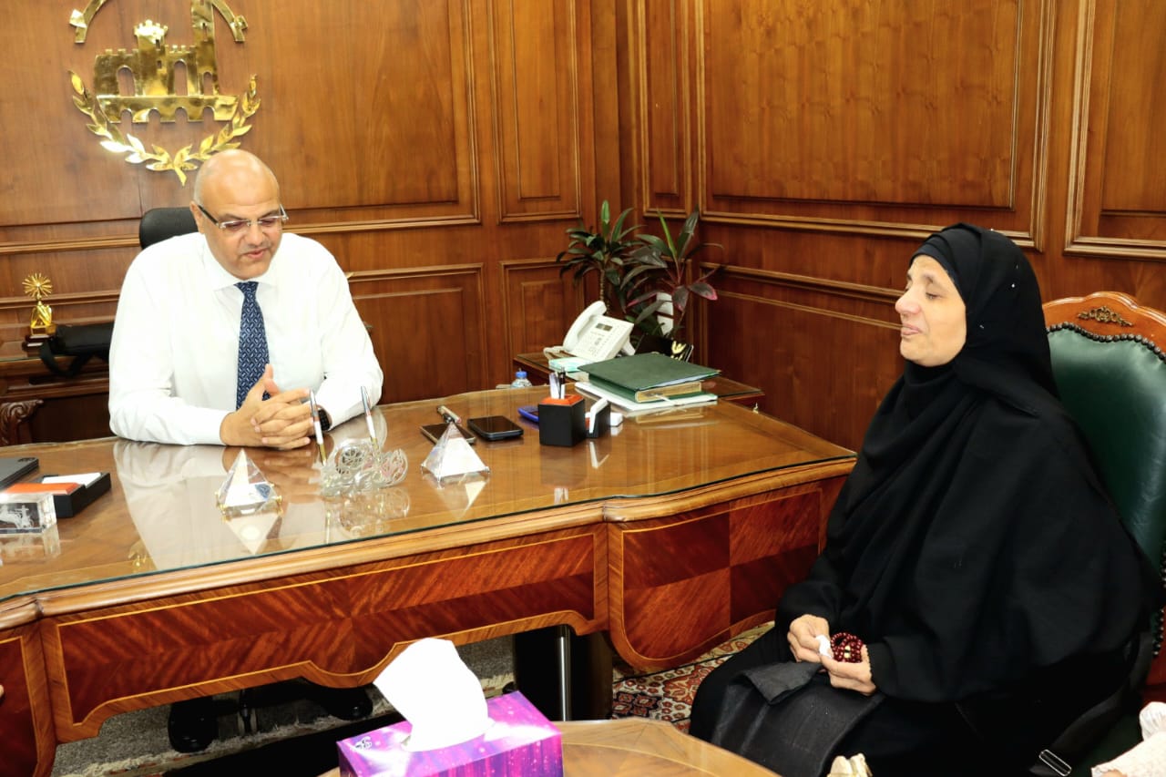 جانب من لقاء المحافظ بأسرة السيدة (1)