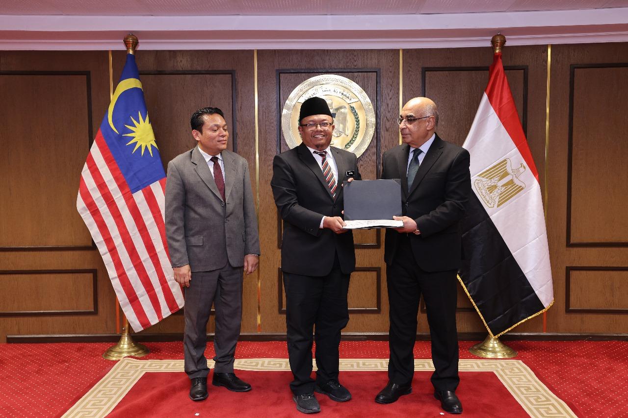 وزير العدل يكرم أحد القضاة الماليزيين