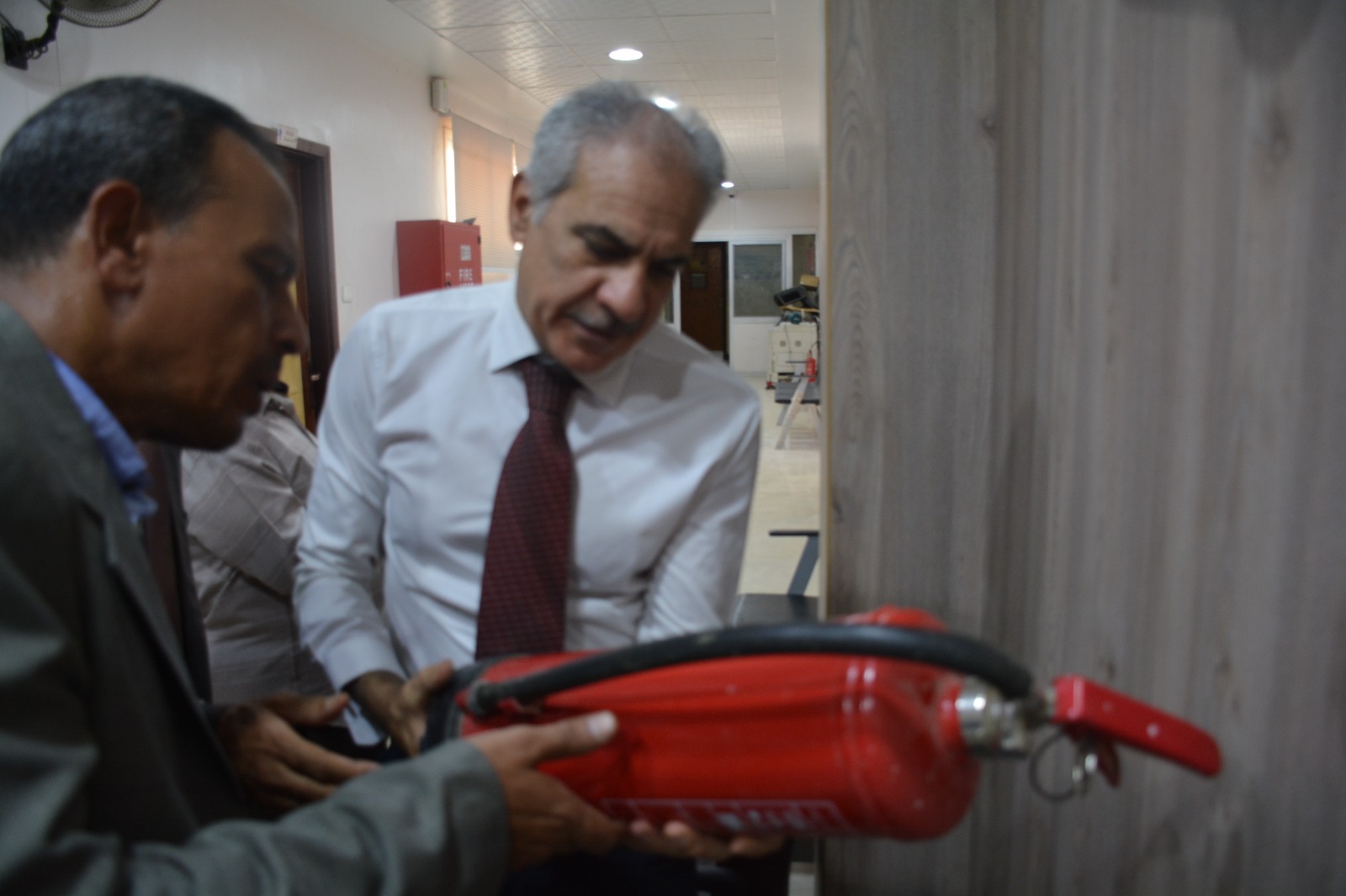 رئيس جامعة اسوان يتفقد طفايات الحريق رئيس جامعة اسوان يتفقد طفايات الحريق