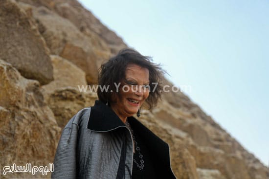 كلوديا كاردينالى بجوار الأهرامات كلوديا كاردينالى بجوار الأهرامات