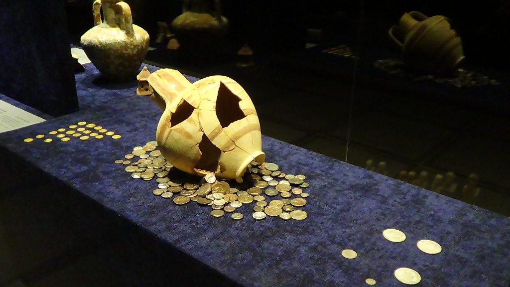 كنوز تاريخية داخل متحف اثار مطروح