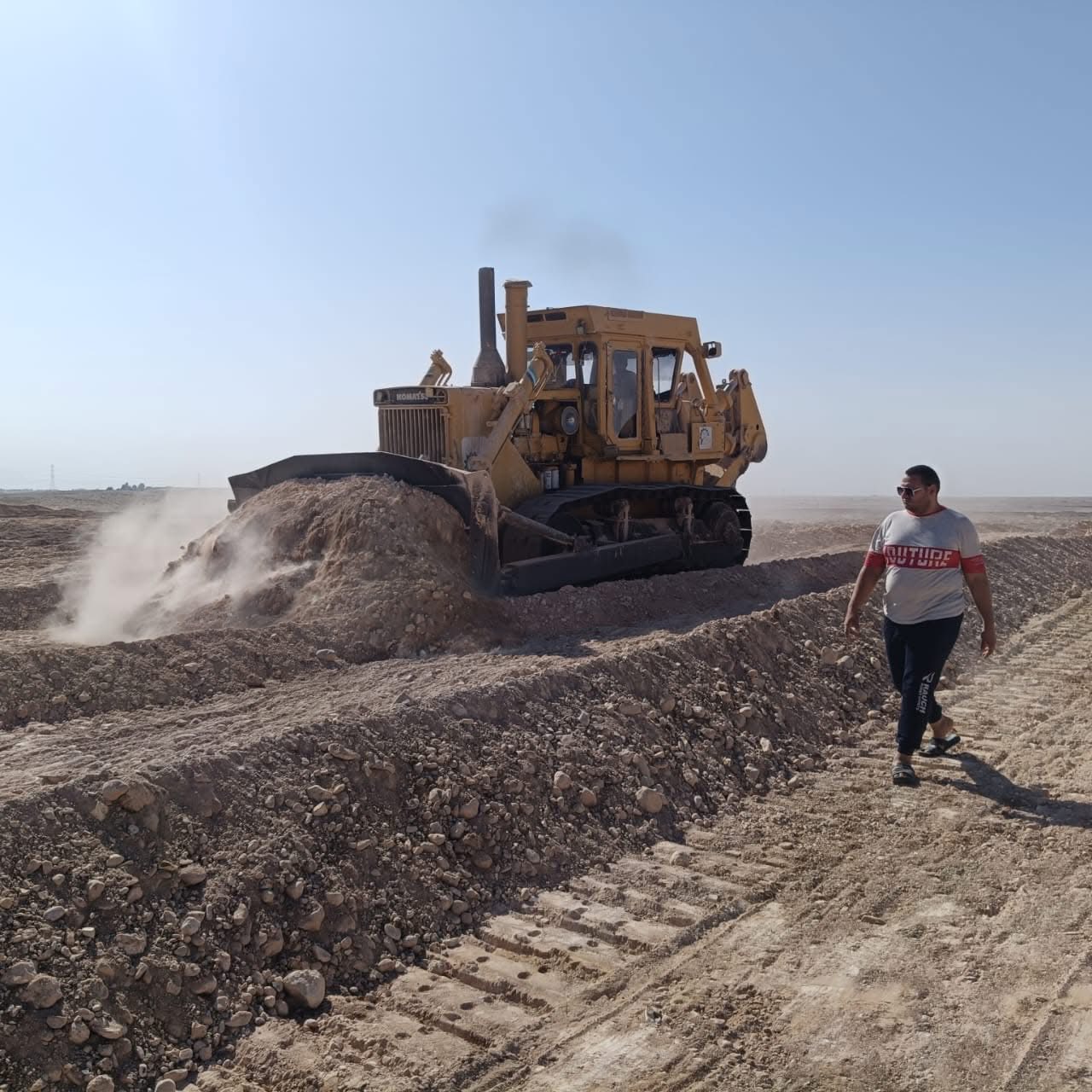 عمليات تجهيز المزارع الجبلية للموسم الجديد للطماطم فى غرب الأقصر