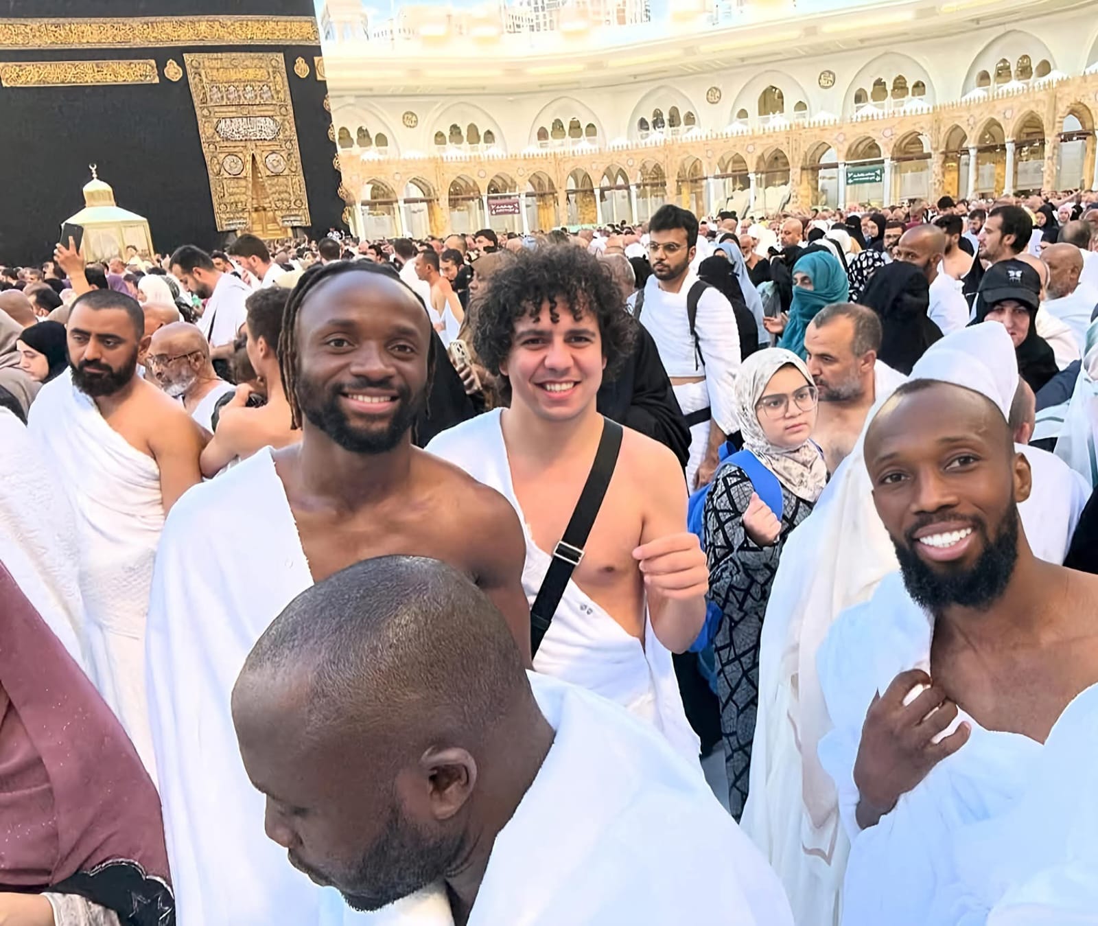 فيستون ماييلى يؤدى العمرة