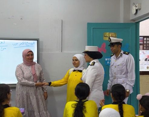 رجال الشرطة يصطحبون أبناء الشهداء لمدارسهم