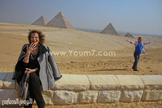كلوديا كاردينالى خلال زيارتها للأهرامات كلوديا كاردينالى خلال زيارتها للأهرامات
