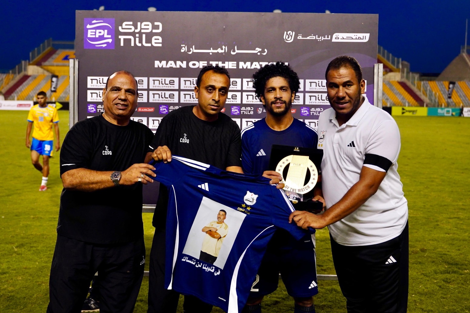 أحمد العجوز خلال احتفاله بجائزة رجل المباراة