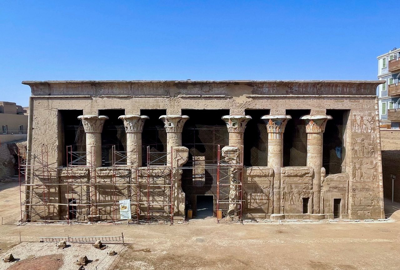 تطوير معبد خنوم التاريخي بإسنا يدخل مرحلة تجميل الواجهة والجدران